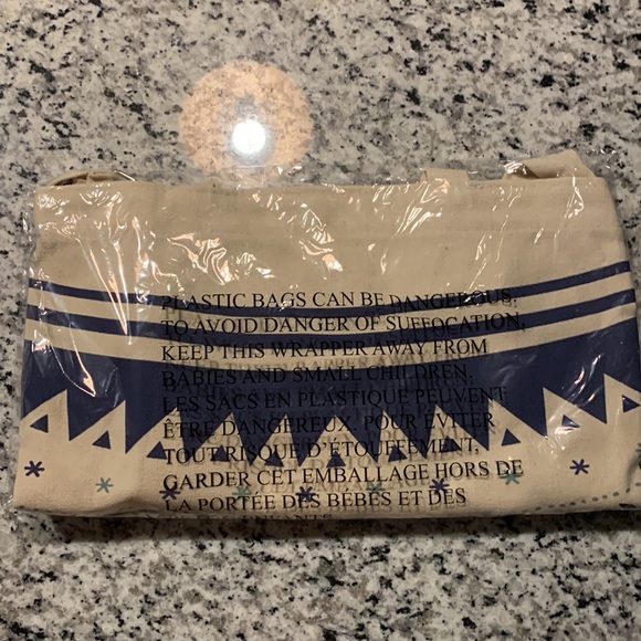 Fabfitfun winter collectible tote bag with crossbody and hand straps - NWT - Picture 4 of 5